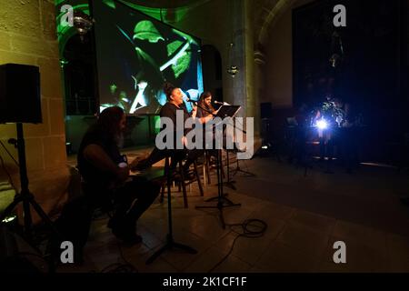 LLAVORS DE FONOLL, Natàlia Tascón (veu i cançó), Carles Seguí (guitarres) i. Miquel Àngel Adrover (veu i glosa) Consolació, Sant Joan, Mallorca. Stockfoto