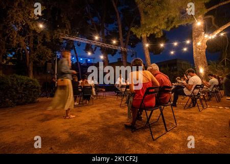 UNA FLOR NO FA ESTIU. Versió lliure de La Flor Romanial i lOdissea, Companyia La Reforma, Jardí de la Casa Llorenç Villalonga, Binissalem,Mallorca, Balearen, Spanien. Stockfoto