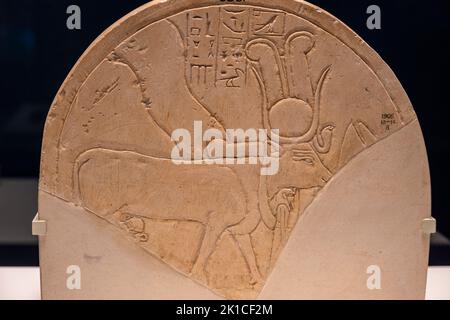 Stela mit Hathor als Kuh, Kalkstein, 18. Dynastie, Mentuhotep II Tempel, Deir el-Bahari, Theben, Ägypten, Sammlung des British Museum. Stockfoto