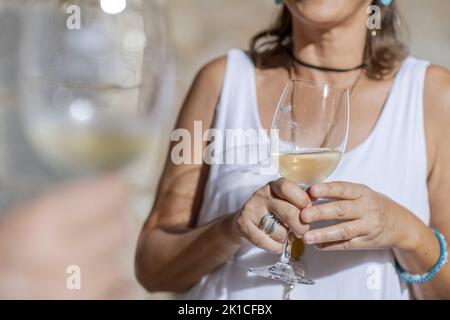 UNA FLOR NO FA ESTIU. Versió lliure de La Flor Romanial i lOdissea, Companyia La Reforma, Jardí de la Casa Llorenç Villalonga, Binissalem,Mallorca, Balearen, Spanien. Stockfoto