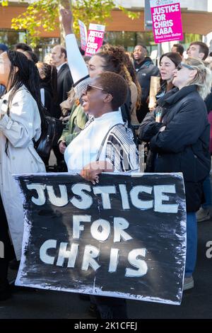 New Scotland Yard, London, England, Großbritannien Samstag, 17. September 2022 nationaler Aktionstag organisiert von, Wir stehen vereint für Schwarze Leben und suchen Gerechtigkeit für Chris Kaba, den jungen Schwarzen, der am 5.. September 2022 von einem Polizisten tödlich erschoss wurde. Kredit: Denise Laura Baker/Alamy Live Nachrichten Stockfoto