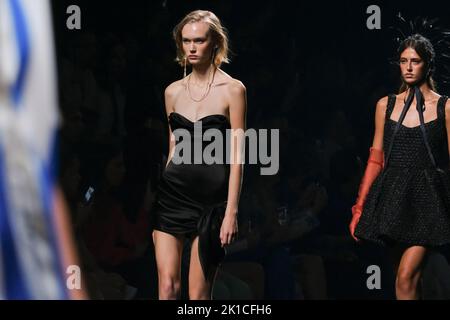 Madrid, Spanien. 17. September 2022. Models laufen mit Kreationen von Claro Couture während der Mercedes-Benz Fashion Week Madrid auf der Piste. (Foto: Atilano Garcia/SOPA Images/Sipa USA) Quelle: SIPA USA/Alamy Live News Stockfoto