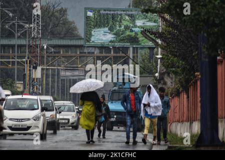 Srinagar, Indien. 17. September 2022. 17. September 2022, Srinagar, Jammu und Kashmir, Indien: Menschen gehen während eines Regenfalls in Srinagar auf einer Straße entlang. Kredit: ZUMA Press, Inc./Alamy Live Nachrichten Stockfoto