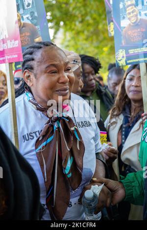 New Scotland Yard, London, England, Großbritannien Samstag, 17. September 2022 nationaler Aktionstag organisiert von, Wir stehen vereint für Schwarze Leben und suchen Gerechtigkeit für Chris Kaba, den jungen Schwarzen, der am 5.. September 2022 von einem Polizisten tödlich erschoss wurde. Die sichtlich traurigen Prosper Kaba und Helen NKama, Chris Mutter und Vater und andere Familienmitglieder nehmen an der Mahnwache Teil.Quelle: Denise Laura Baker/Alamy Live News Stockfoto