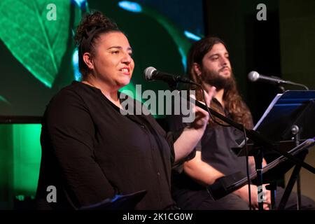 LLAVORS DE FONOLL, Natàlia Tascón (veu i cançó), Carles Seguí (guitarres) i. Miquel Àngel Adrover (veu i glosa) Consolació, Sant Joan, Mallorca. Stockfoto