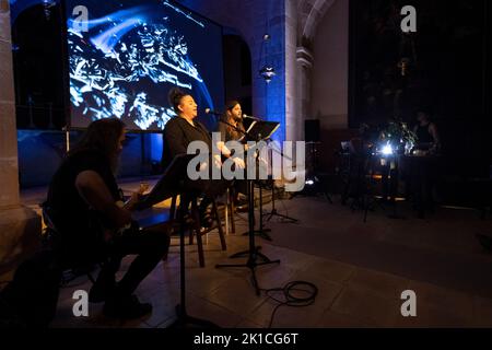 LLAVORS DE FONOLL, Natàlia Tascón (veu i cançó), Carles Seguí (guitarres) i. Miquel Àngel Adrover (veu i glosa) Consolació, Sant Joan, Mallorca. Stockfoto