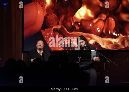 LLAVORS DE FONOLL, Natàlia Tascón (veu i cançó), Carles Seguí (guitarres) i. Miquel Àngel Adrover (veu i glosa) Consolació, Sant Joan, Mallorca. Stockfoto