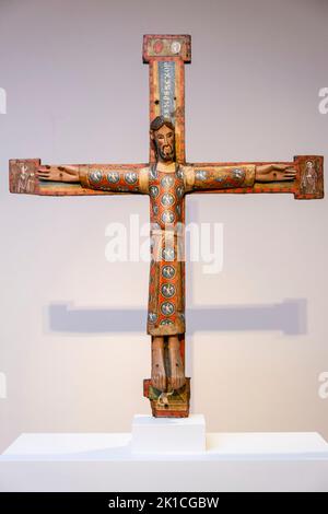Anonym Katalanisch, Majestät Christi am Kreuz, geschnitztes und polychromes Holz, Ende 12. Jahrhundert, Museo de Bellas Artes, Bilbao, Spanien. Stockfoto