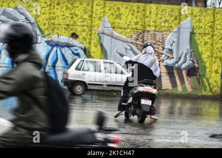 Srinagar, Indien. 17. September 2022. 17. September 2022, Srinagar, Jammu und Kashmir, Indien: Menschen gehen während eines Regenfalls in Srinagar auf einer Straße entlang. Kredit: ZUMA Press, Inc./Alamy Live Nachrichten Stockfoto