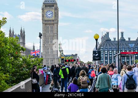 London, Großbritannien. 17. September 2022. Auf der westminster-Brücke und vorbei an einem Plakat zur Gerechtigkeit für Chris Kaba (der von der Met Police angeschossen wurde) - die Schlange, um den in der Westminster Hall liegenden Sarg von Königin Elizabeth II zu sehen. Kredit: Guy Bell/Alamy Live Nachrichten Stockfoto