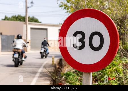 Verkehrszeichen, das die Geschwindigkeit auf 30 Stundenkilometer begrenzt, Randa, Mallorca, Balearen, Spanien Stockfoto