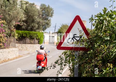 Warnung Verkehrszeichen für die Anwesenheit von Radfahrern P-22, Randa, Mallorca, Balearen, Spanien Stockfoto