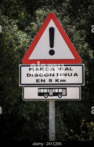 Defektes Warnschild für Straßenmarkierung, Mallorca, Balearen, Spanien Stockfoto