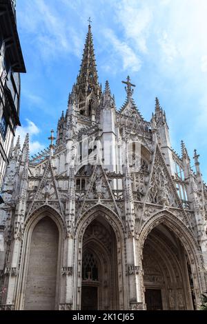 ROUEN, FRANKREICH - 31. AUGUST 2019: Dies ist die Kirche Saint Maclou, die eines der klassischen Beispiele des extravaganten gotischen Stils ist. Stockfoto