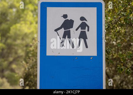 Verkehrsschild mit Hinweis auf Vorsicht für Wanderer, Randa, Mallorca, Balearen, Spanien Stockfoto