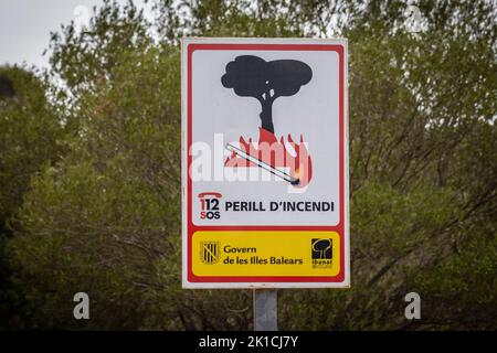 Warnung vor maximalem Risiko von Waldbrand, Verkehrszeichen, Mallorca, Balearen, Spanien Stockfoto