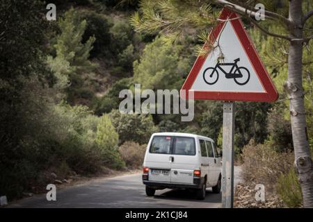 Warnung Verkehrszeichen für die Anwesenheit von Radfahrern P-22, Randa, Mallorca, Balearen, Spanien Stockfoto