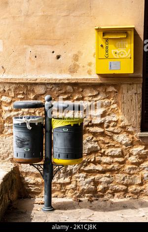 Recycling-Behälter und Briefkästen, Straßenmöbel, Mallorca, Balearen, Spanien Stockfoto