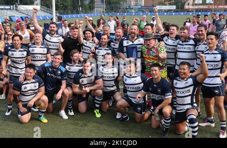 Der Hong Kong Football Club (HKFC) jubelt, nachdem er Taifune im Männerfinale des Fat Boy 10s-Turniers im KingHH Park in Kowloon besiegt hat. 10SEP22 SCMP/Edmond so Stockfoto