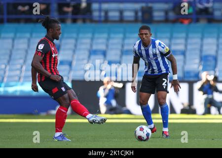 Sheffield, Großbritannien. 17. September 2022. Liam Palmer #2 von Sheffield Wednesday sieht aus, wie Greg Leigh #21 von Ipswich Town während des Sky Bet League 1-Spiels Sheffield Wednesday gegen Ipswich Town in Hillsborough, Sheffield, Großbritannien, 17.. September 2022 den Ball passiert (Foto von Simon Bissett/News Images) Kredit: News Images LTD/Alamy Live News Stockfoto