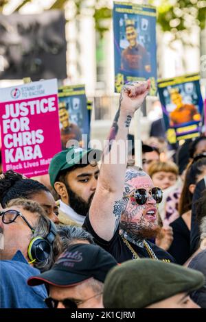 London, Großbritannien. 17. September 2022. Ein Protest vor dem New Scotland Yard über die Erschießung von Chris Kaba durch die Met Police. Sie forderten Gerechtigkeit für ihn und seine Familie. Kredit: Guy Bell/Alamy Live Nachrichten Stockfoto