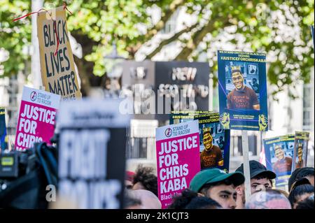 London, Großbritannien. 17. September 2022. Ein Protest vor dem New Scotland Yard über die Erschießung von Chris Kaba durch die Met Police. Sie forderten Gerechtigkeit für ihn und seine Familie. Kredit: Guy Bell/Alamy Live Nachrichten Stockfoto