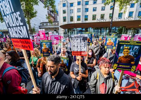 London, Großbritannien. 17. September 2022. Ein Protest vor dem New Scotland Yard über die Erschießung von Chris Kaba durch die Met Police. Sie forderten Gerechtigkeit für ihn und seine Familie. Kredit: Guy Bell/Alamy Live Nachrichten Stockfoto