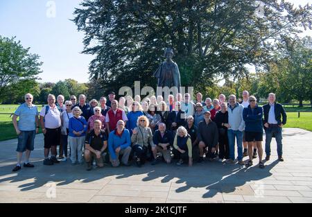 Runnymede, Surrey, Großbritannien. 17.. September 2022. Eine Gruppe gehörloser Menschen kam heute, um die Blumen zu sehen, die von der Statue der Königin Elizabeth Magna Carta in Runnymede gelegt wurden. Quelle: Maureen McLean/Alamy Live News Stockfoto