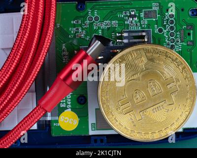 Auf einer Leiterplatte und einem roten USB-TRPE-C-Kabel Stockfoto