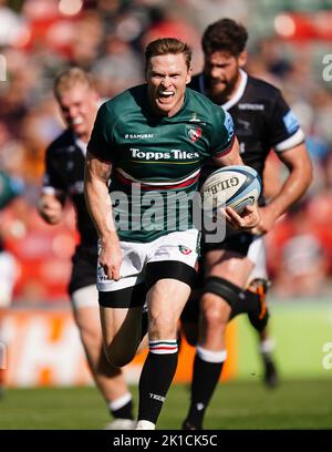 Chris Ashton von Leicester Tigers macht sich auf den Weg, um beim Spiel der Gallagher Premiership im Mattioli Woods Welford Road Stadium in Leicester ihren vierten Versuch zu machen. Bilddatum: Samstag, 17. September 2022. Stockfoto