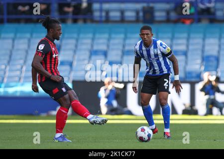 Sheffield, Großbritannien. 17. September 2022. Liam Palmer #2 of Sheffield Wednesday sieht aus, wie Greg Leigh #21 von Ipswich Town während des Spiels der Sky Bet League 1 Sheffield Wednesday gegen Ipswich Town in Hillsborough, Sheffield, Großbritannien, 17.. September 2022 (Foto von Simon Bissett/News Images) in Sheffield, Großbritannien am 9/17/2022 den Ball übergibt. (Foto von Simon Bissett/News Images/Sipa USA) Quelle: SIPA USA/Alamy Live News Stockfoto