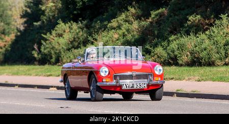 1970 rot 1798cc MGB allein auf einer Landstraße Stockfoto