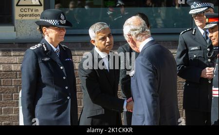 London, England, Großbritannien. 17. September 2022. König CHARLES III. Wird im Hauptsitz des Metropolitan Police Service Special Operation Room (SOR) Lambeth eintreffen und vom Londoner Bürgermeister SADIQ KHAN begrüßt. (Bild: © Tayfun Salci/ZUMA Press Wire) Stockfoto