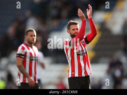 Oliver Norwood von Sheffield United (rechts) applaudiert den Fans nach dem Spiel der Sky Bet Championship im Deepdale Stadium, Preston. Bilddatum: Samstag, 17. September 2022. Stockfoto