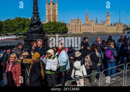 London, Großbritannien. 17. September 2022. Die Warteschlange führt an den Houses of Parliament auf dem Damm vorbei, während sie den in der Westminster Hall liegenden Sarg von Königin Elizabeth II. Sieht. Kredit: Guy Bell/Alamy Live Nachrichten Stockfoto