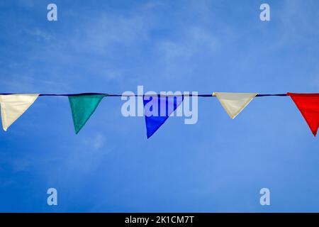 Bunten mit bunten dreieckigen Fahnen vor blauem Himmel Stockfoto