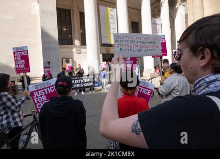 Manchester, Großbritannien. 17. September 2022. Demonstranten auf dem Manchester St. Peters Square versammeln sich zum National Day, um auf Chris Kaba, 24, aufmerksam zu machen, der am 5.. September von einer bewaffneten Met Police Einheit nach einer Verfolgungsjagd in Streatham, Süd-London, getötet wurde. Eine Untersuchung durch das unabhängige Büro für Polizeiverhalten ergab, dass er nicht bewaffnet war. Sobald der IOPC seine Ermittlungen abgeschlossen hat, kann es zu einer weiteren Verzögerung kommen, während die Staatsanwälte entscheiden, ob sie Anklage erheben oder nicht. Wenn keine Anschuldigungen folgen, wird eine Untersuchung erwartet, die auch als Inquest in den Tod fungieren wird. Bild: Garyroberts/ Stockfoto
