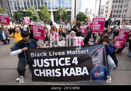 Manchester, Großbritannien. 17. September 2022. Die Protestierenden nehmen das Knie. Demonstranten auf dem Manchester St. Peters Square versammeln sich zum National Day, um auf Chris Kaba, 24, aufmerksam zu machen, der am 5.. September von einer bewaffneten Met Police Einheit nach einer Verfolgungsjagd in Streatham, Süd-London, getötet wurde. Eine Untersuchung durch das unabhängige Büro für Polizeiverhalten ergab, dass er nicht bewaffnet war. Sobald der IOPC seine Ermittlungen abgeschlossen hat, kann es zu einer weiteren Verzögerung kommen, während die Staatsanwälte entscheiden, ob sie Anklage erheben oder nicht. Wenn keine Anklagen folgen, wird mit einer Untersuchung gerechnet, die auch als Inquest in die de dienen wird Stockfoto