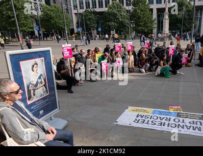 Manchester, Großbritannien. 17. September 2022. Die Protestierenden nehmen das Knie. Demonstranten auf dem Manchester St. Peters Square versammeln sich zum National Day, um auf Chris Kaba, 24, aufmerksam zu machen, der am 5.. September von einer bewaffneten Met Police Einheit nach einer Verfolgungsjagd in Streatham, Süd-London, getötet wurde. Eine Untersuchung durch das unabhängige Büro für Polizeiverhalten ergab, dass er nicht bewaffnet war. Sobald der IOPC seine Ermittlungen abgeschlossen hat, kann es zu einer weiteren Verzögerung kommen, während die Staatsanwälte entscheiden, ob sie Anklage erheben oder nicht. Wenn keine Anklagen folgen, wird mit einer Untersuchung gerechnet, die auch als Inquest in die de dienen wird Stockfoto