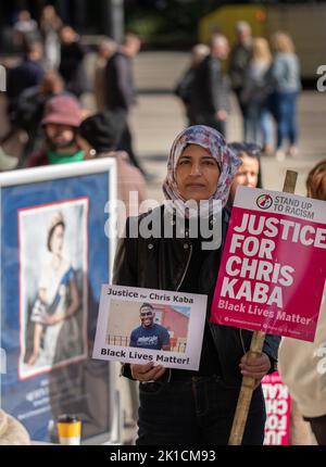 Manchester, Großbritannien. 17. September 2022. Nahella Ashraf, Ko-Vorsitzende des Greater Manchester, tritt gegen Rassismus ein. Demonstranten am St. Peters Square versammeln sich zum National Day, um auf Chris Kaba, 24, aufmerksam zu machen, der am 5.. September von einer bewaffneten MET-Polizeieinheit nach einer Verfolgungsjagd in Streatham im Süden Londons getötet wurde. Eine Untersuchung durch das unabhängige Büro für Polizeiverhalten ergab, dass er nicht bewaffnet war. Sobald der IOPC seine Ermittlungen abgeschlossen hat, kann es zu einer weiteren Verzögerung kommen, während die Staatsanwälte entscheiden, ob sie Anklage erheben oder nicht. Kredit: GaryRobertsphotography/Alamy Live Nachrichten Stockfoto