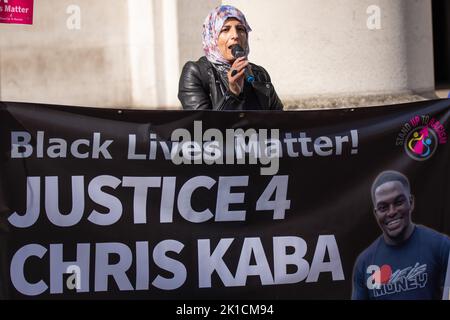 Manchester, Großbritannien. 17. September 2022. Nahella Ashraf, Ko-Vorsitzende des Greater Manchester, tritt gegen Rassismus ein. Demonstranten am St. Peters Square versammeln sich zum National Day, um auf Chris Kaba, 24, aufmerksam zu machen, der am 5.. September von einer bewaffneten MET-Polizeieinheit nach einer Verfolgungsjagd in Streatham im Süden Londons getötet wurde. Eine Untersuchung durch das unabhängige Büro für Polizeiverhalten ergab, dass er nicht bewaffnet war. Sobald der IOPC seine Ermittlungen abgeschlossen hat, kann es zu einer weiteren Verzögerung kommen, während die Staatsanwälte entscheiden, ob sie Anklage erheben oder nicht. Kredit: GaryRobertsphotography/Alamy Live Nachrichten Stockfoto