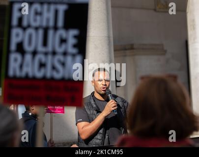 Manchester, Großbritannien. 17. September 2022. Lamin Touray vom Kampf gegen Rassismus. Demonstranten auf dem Manchester St. Peters Square versammeln sich zum National Day, um auf Chris Kaba, 24, aufmerksam zu machen, der am 5.. September von einer bewaffneten Met Police Einheit nach einer Verfolgungsjagd in Streatham, Süd-London, getötet wurde. Eine Untersuchung durch das unabhängige Büro für Polizeiverhalten ergab, dass er nicht bewaffnet war. Sobald der IOPC seine Ermittlungen abgeschlossen hat, kann es zu einer weiteren Verzögerung kommen, während die Staatsanwälte entscheiden, ob sie Anklage erheben oder nicht. Wenn keine Gebühren folgen, wird eine Untersuchung erwartet, die auch als Inquest fungieren wird Stockfoto