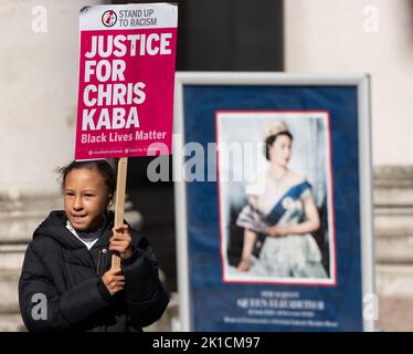 Manchester, Großbritannien. 17. September 2022. Demonstranten auf dem Manchester St. Peters Square versammeln sich zum National Day, um auf Chris Kaba, 24, aufmerksam zu machen, der am 5.. September von einer bewaffneten Met Police Einheit nach einer Verfolgungsjagd in Streatham, Süd-London, getötet wurde. Eine Untersuchung durch das unabhängige Büro für Polizeiverhalten ergab, dass er nicht bewaffnet war. Sobald der IOPC seine Ermittlungen abgeschlossen hat, kann es zu einer weiteren Verzögerung kommen, während die Staatsanwälte entscheiden, ob sie Anklage erheben oder nicht. Wenn keine Anschuldigungen folgen, wird eine Untersuchung erwartet, die auch als Inquest in den Tod fungieren wird. Bild: Garyroberts/ Stockfoto