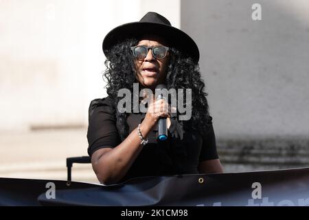 Manchester, Großbritannien. 17. September 2022. Elizabeth Cameron, Greater Manchester Race Equality Panel Chair. Demonstranten auf dem Manchester St. Peters Square versammeln sich zum National Day, um auf Chris Kaba, 24, aufmerksam zu machen, der am 5.. September von einer bewaffneten Met Police Einheit nach einer Verfolgungsjagd in Streatham, Süd-London, getötet wurde. Eine Untersuchung durch das unabhängige Büro für Polizeiverhalten ergab, dass er nicht bewaffnet war. Sobald der IOPC seine Ermittlungen abgeschlossen hat, kann es zu einer weiteren Verzögerung kommen, während die Staatsanwälte entscheiden, ob sie Anklage erheben oder nicht. Kredit: GaryRobertsphotography/Alamy Live Nachrichten Stockfoto