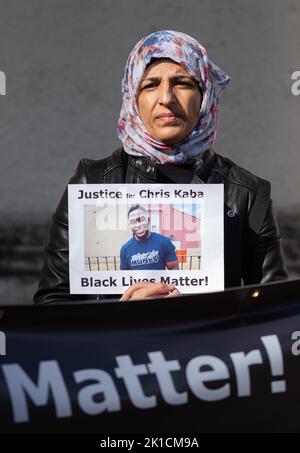 Manchester, Großbritannien. 17. September 2022. Nahella Ashraf, Ko-Vorsitzende des Greater Manchester, tritt gegen Rassismus ein. Demonstranten am St. Peters Square versammeln sich zum National Day, um auf Chris Kaba, 24, aufmerksam zu machen, der am 5.. September von einer bewaffneten MET-Polizeieinheit nach einer Verfolgungsjagd in Streatham im Süden Londons getötet wurde. Eine Untersuchung durch das unabhängige Büro für Polizeiverhalten ergab, dass er nicht bewaffnet war. Sobald der IOPC seine Ermittlungen abgeschlossen hat, kann es zu einer weiteren Verzögerung kommen, während die Staatsanwälte entscheiden, ob sie Anklage erheben oder nicht. Kredit: GaryRobertsphotography/Alamy Live Nachrichten Stockfoto