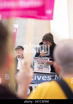 Manchester, Großbritannien. 17. September 2022. Charles Chinweizu von der revolutionären kommunistischen Partei. Demonstranten auf dem Manchester St. Peters Square versammeln sich zum National Day, um auf Chris Kaba, 24, aufmerksam zu machen, der am 5.. September von einer bewaffneten Met Police Einheit nach einer Verfolgungsjagd in Streatham, Süd-London, getötet wurde. Eine Untersuchung durch das unabhängige Büro für Polizeiverhalten ergab, dass er nicht bewaffnet war. Sobald der IOPC seine Ermittlungen abgeschlossen hat, kann es zu einer weiteren Verzögerung kommen, während die Staatsanwälte entscheiden, ob sie Anklage erheben oder nicht. Kredit: GaryRobertsphotography/Alamy Live Nachrichten Stockfoto