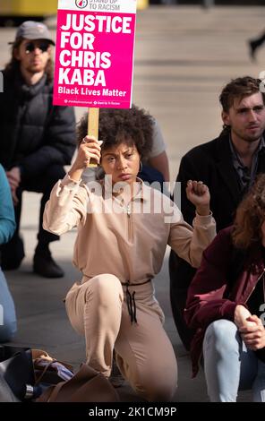 Manchester, Großbritannien. 17. September 2022. Die Protestierenden nehmen das Knie. Demonstranten auf dem Manchester St. Peters Square versammeln sich zum National Day, um auf Chris Kaba, 24, aufmerksam zu machen, der am 5.. September von einer bewaffneten Met Police Einheit nach einer Verfolgungsjagd in Streatham, Süd-London, getötet wurde. Eine Untersuchung durch das unabhängige Büro für Polizeiverhalten ergab, dass er nicht bewaffnet war. Sobald der IOPC seine Ermittlungen abgeschlossen hat, kann es zu einer weiteren Verzögerung kommen, während die Staatsanwälte entscheiden, ob sie Anklage erheben oder nicht. Wenn keine Anklagen folgen, wird mit einer Untersuchung gerechnet, die auch als Inquest in die de dienen wird Stockfoto