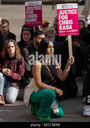 Manchester, Großbritannien. 17. September 2022. Die Protestierenden nehmen das Knie. Demonstranten auf dem Manchester St. Peters Square versammeln sich zum National Day, um auf Chris Kaba, 24, aufmerksam zu machen, der am 5.. September von einer bewaffneten Met Police Einheit nach einer Verfolgungsjagd in Streatham, Süd-London, getötet wurde. Eine Untersuchung durch das unabhängige Büro für Polizeiverhalten ergab, dass er nicht bewaffnet war. Sobald der IOPC seine Ermittlungen abgeschlossen hat, kann es zu einer weiteren Verzögerung kommen, während die Staatsanwälte entscheiden, ob sie Anklage erheben oder nicht. Wenn keine Anklagen folgen, wird mit einer Untersuchung gerechnet, die auch als Inquest in die de dienen wird Stockfoto