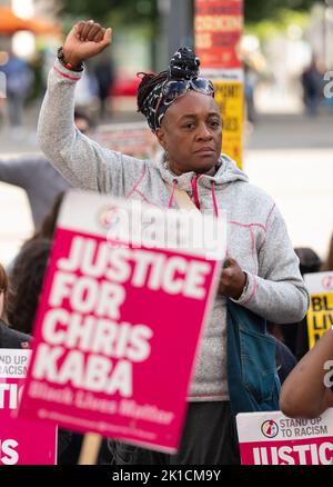 Manchester, Großbritannien. 17. September 2022. Die Protestierenden nehmen das Knie. Demonstranten auf dem Manchester St. Peters Square versammeln sich zum National Day, um auf Chris Kaba, 24, aufmerksam zu machen, der am 5.. September von einer bewaffneten Met Police Einheit nach einer Verfolgungsjagd in Streatham, Süd-London, getötet wurde. Eine Untersuchung durch das unabhängige Büro für Polizeiverhalten ergab, dass er nicht bewaffnet war. Sobald der IOPC seine Ermittlungen abgeschlossen hat, kann es zu einer weiteren Verzögerung kommen, während die Staatsanwälte entscheiden, ob sie Anklage erheben oder nicht. Wenn keine Anklagen folgen, wird mit einer Untersuchung gerechnet, die auch als Inquest in die de dienen wird Stockfoto