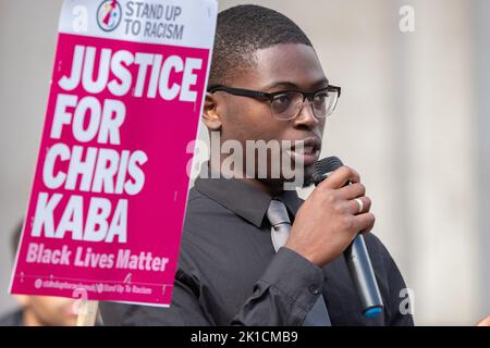 Manchester, Großbritannien. 17. September 2022. Yisrael von der Organisation NOVO. Demonstranten auf dem Manchester St. Peters Square versammeln sich zum National Day, um auf Chris Kaba, 24, aufmerksam zu machen, der am 5.. September von einer bewaffneten Met Police Einheit nach einer Verfolgungsjagd in Streatham, Süd-London, getötet wurde. Eine Untersuchung durch das unabhängige Büro für Polizeiverhalten ergab, dass er nicht bewaffnet war. Sobald der IOPC seine Ermittlungen abgeschlossen hat, kann es zu einer weiteren Verzögerung kommen, während die Staatsanwälte entscheiden, ob sie Anklage erheben oder nicht. Wenn keine Anklagen folgen, wird eine Untersuchung erwartet, die auch als Inquest i fungieren wird Stockfoto